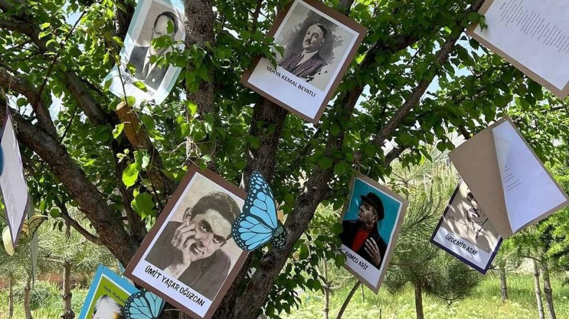 Okulumuzun bahçesine şiir ağacı etkinliği yapıldı.